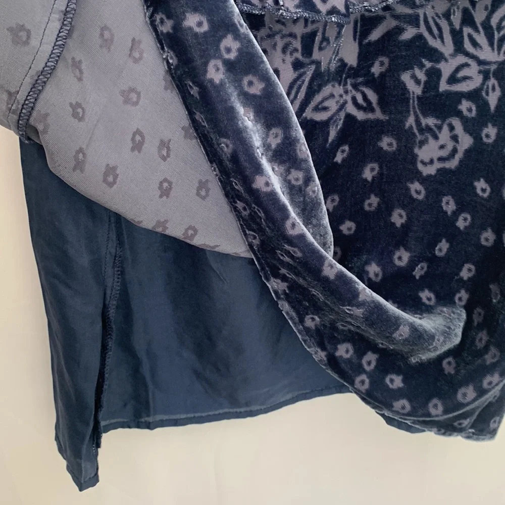 Love Johnny Was V-Neck Flutter Sleeve Blue Velvet Blouse Size Small - Picture 9 of 10